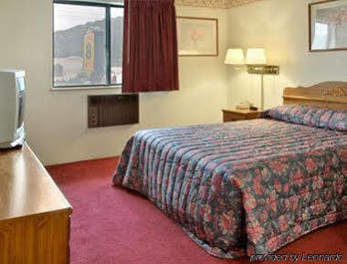 Super 8 Butler Hotel Exterior photo